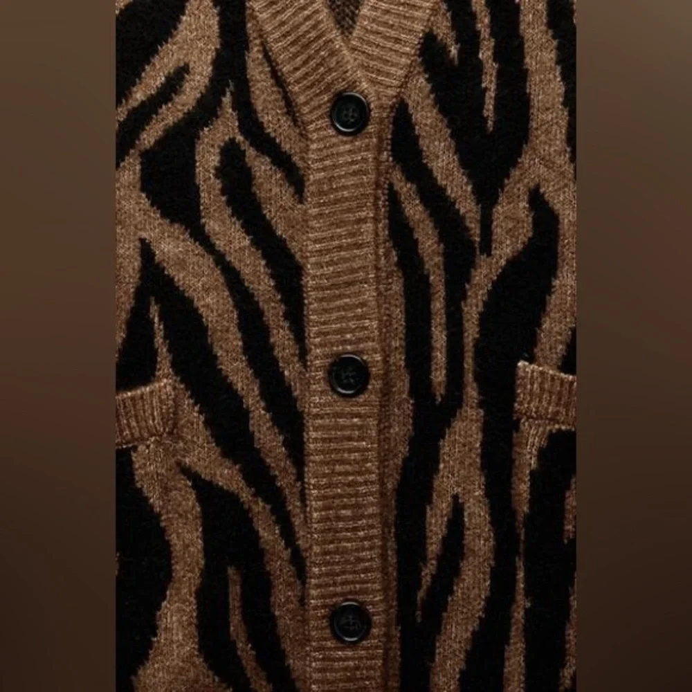 ZARA ANIMAL PRINT JACQUARD KNIT CARDIGAN - Picture 8 of 10